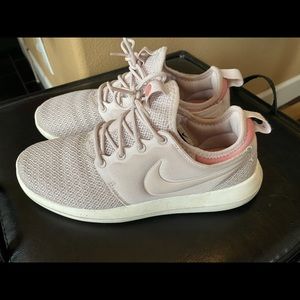 Nike Womens Roshe Two Flyknit Running Shoe 8
